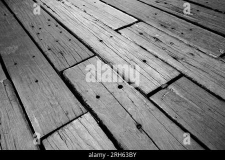 Verwitterte und abgenutzte Holzfußböden (schwarz-weiß) Stockfoto
