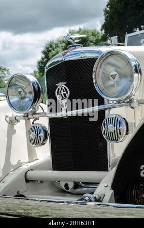 Vorderansicht eines 1930er Alvis Speed 20 mit Scheinwerfern, Kühler und Eagle-Emblem auf der Motorhaube Stockfoto