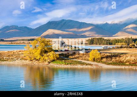 Kirche des guten Hirten am Ufer des Tekapo-Sees, Canterbury, Neuseeland. Wohnmobil nähert sich dem Parkplatz. Diese kleine Kirche ist auf dem... Stockfoto