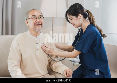 Asiatische Krankenschwester, Ärztin bei der Untersuchung des Herzfrequenzstethoskops des älteren asiatischen Patienten Stockfoto
