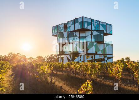 McLaren Vale, Südaustralien - 4. April 2021: The d'Arenberg Cube Building in Vineyards bei Sonnenuntergang. Es umfasst ein Restaurant, einen Weinverkostungsraum, virtuell Stockfoto