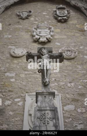 Gaspar Mansos Kreuz, 17.-18. Jahrhundert. Von Nosso Senhor do Cruzeiro Kapelle (Ajuda, Lissabon). Der Name der Eremitage ist auf ein „cruzeiro“ (Kreuz) zurückzuführen, das dort durch ein Gelübde platziert worden wäre, das ein Seemann namens Gaspar Manso vor der Reise abgegeben hätte. Am Ende des 20. Jahrhunderts befand sie sich im Archäologischen Museum von Carmo. Lissabon, Portugal. Stockfoto