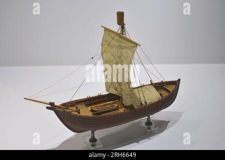 Kahn. Kleine Boote, die auf frühen Erkundungsreisen eingesetzt werden. Diese Art von Boot wurde wahrscheinlich von Gil Eanes benutzt, als er 1434 zum ersten Mal Kap Bojador, auch Cape Boujdour genannt, umrundet hat. Schifffahrtsmuseum. Lissabon, Portugal. Stockfoto