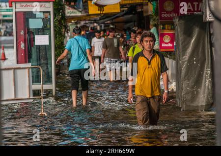 Extremwetterereignis. Bangkok Bewohner waten durch die Flut auf der Phahon Yothin Road, Bangkok, Thailand am 28. Oktober 2011. © Kraig Lieb Stockfoto