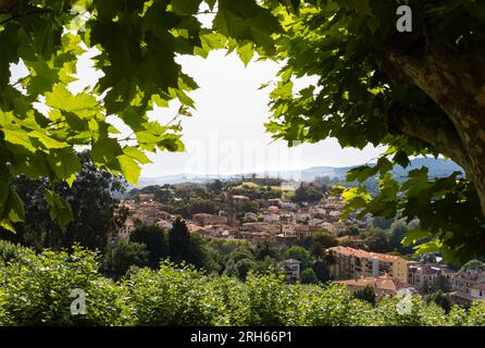 Blick auf das Dorf Comillas, umgeben von Vegetation bei Sonnenaufgang. Gilt als eines der schönsten Dörfer in Spanien. Stockfoto