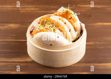 Nahaufnahme von Bao Brötchen, gedünsteten Brötchen mit Huhn und Gemüse. Asiatische Küche. Stockfoto