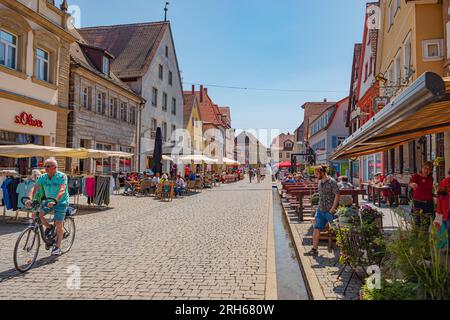 FORCHHEIM, DEUTSCHLAND - CIRCA AUGUST 2021: Die Hauptstraße von Forchheim, Bayern Stockfoto