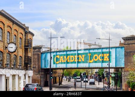 Camden Town mit der eisernen Camden Lock Welcome Bridge, einem berühmten Viertel mit alternativen Kulturläden Stockfoto