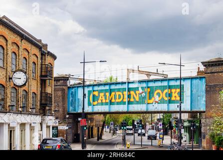 London, Großbritannien - Mai 17,2023: Camden Town Welcome Bridge, berühmte Nachbarschaft mit Geschäften für alternative Kultur Stockfoto