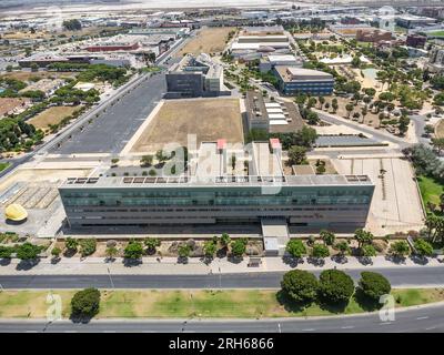 Der Bau der Fakultät für Arbeitswissenschaften und Arbeitsbeziehungen auf dem Universitätscampus der Stadt Huelva aus der Vogelperspektive. Spanische öffentliche Universität und es ist Stockfoto