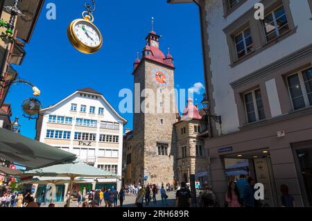 Wunderschöner Blick auf den Rathausturm auf dem geschäftigen Kornmarkt in der Altstadt von Luzern, Schweiz. Der Turm des Rathauses wurde errichtet... Stockfoto