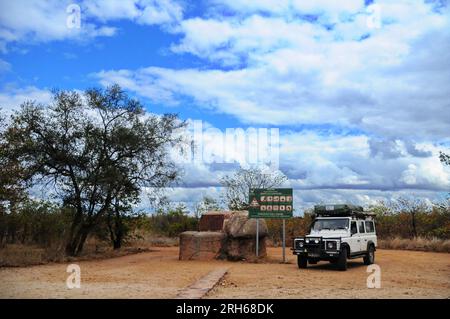 Der Kruger-Nationalpark in Südafrika bietet die Gelegenheit, die Flora und Fauna Afrikas in einer Umgebung zu sehen, die vom Menschen ungestört geblieben ist Stockfoto