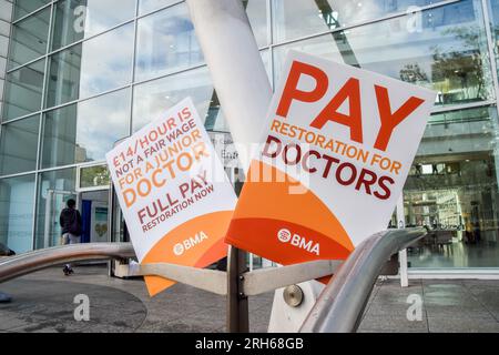 London, Großbritannien. 14. Aug. 2023. Plakate zur Unterstützung einer fairen Bezahlung, die in der Streikade der British Medical Association (BMA) vor dem University College Hospital gesehen werden. Junge Ärzte versammelten sich außerhalb des Krankenhauses, während sie ihren letzten Streik über die volle Lohnsanierung fortsetzen. Kredit: SOPA Images Limited/Alamy Live News Stockfoto