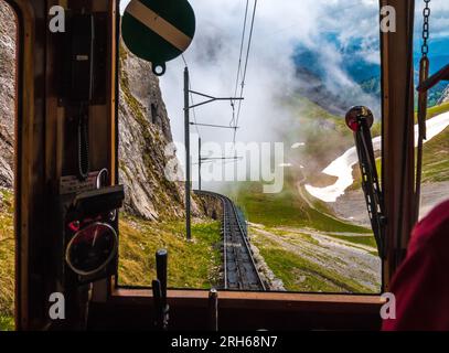 Atemberaubende Aussicht vom Fahrersitz der berühmten steilsten Zahnradbahn der Welt, die von der Bergstation Pilatus Kulm bis hinunter abfährt... Stockfoto