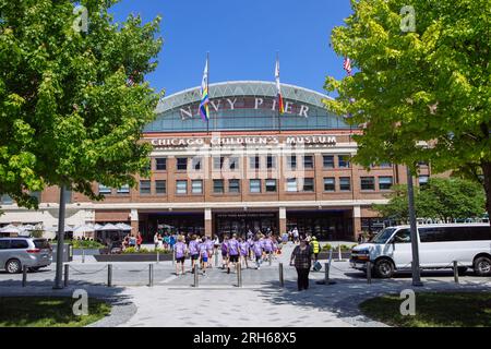 Das Gebäude an der Front des Navy Pier mit Leuten, die ins Innere gehen, Chicago, Illinois, USA Stockfoto