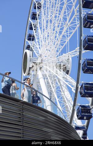 Navy Pier Centennial Rad von unten mit zwei Touristen warten in einer Seite mit einem Teleobjektiv, Chicago, Illinois, USA Stockfoto