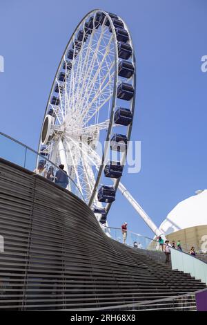 Navy Pier Centennial Rad von unten mit zwei Touristen warten in einer Seite mit einem Teleobjektiv, Chicago, Illinois, USA Stockfoto