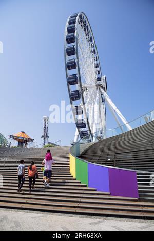 Navy Pier Centennial Rad mit Weitwinkelobjektiv, komplett mit Treppen und Touristen, die nach oben fahren, Chicago, Illinois, USA Stockfoto