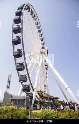 Navy Pier Centennial Rad mit Touristen rund um die Uhr und einem Weitwinkelobjektiv komplett, Chicago, Illinois, USA Stockfoto