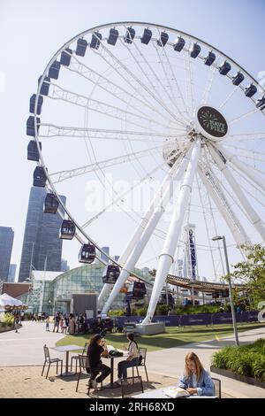 Navy Pier Centennial Rad mit Touristen und Weitwinkelobjektiv, Chicago, Illinois, USA Stockfoto