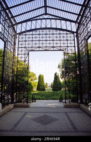 Der Hauptpavillon befindet sich am Eingang des Parks zum Richard and Annette Bloch Cancer Survivors' Garden in Chicago, Illinois, USA Stockfoto