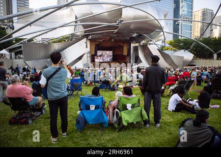 Im Jay Pritzker Pavilion im Millennium Park während des Chicago Blues Festivals 2023 in Chicago, Illinois, USA, sind Musikbands zu sehen und zu hören Stockfoto