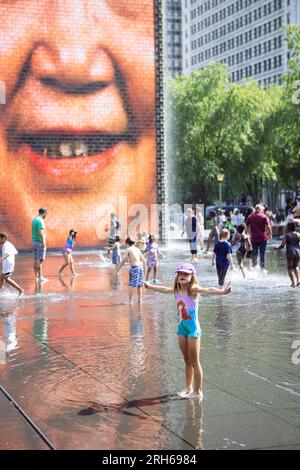 Crown Fountain des Konzeptkünstlers Jaume Plensa interaktive Videoskulptur mit schwarzem Granit reflektierendem Pool, Millennium Park, Chicago, USA Stockfoto