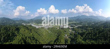 (230814) -- LU'AN, 14. August 2023 (Xinhua) -- Dieses Panoramafoto, das am 12. August 2023 aufgenommen wurde, zeigt einen Blick auf die Tiantangzhai Management Station im Nationalen Naturschutzgebiet Anhui Tianma, Ostchina Provinz Anhui. Wang Kedong und Gao Kaiyu, beide 58 Jahre alt, sind Ranger der Tiantangzhai Management Station des Anhui Tianma National Nature Reserve. Sie leben das ganze Jahr über in den Bergen und patrouillieren seit 25 Jahren jeden Tag auf einer Strecke von mehr als 20 km. Das Naturschutzgebiet Anhui Tianma wurde 1998 auf der Grundlage zweier ehemaliger Naturschutzgebiete der Provinz Anhui gegründet. ich Stockfoto