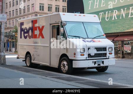 NEW YORK, USA – 31. JULI 2023: Freightliner MT45 P1000 Stepvan „FedEx“ Stockfoto