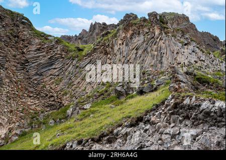 Ungewöhnliche Felsformation, Rasse. Berge, Geologie, Trekking und schöne Formen die Aussicht und Hintergründe in der Natur. Panorama Berglandschaft, b Stockfoto