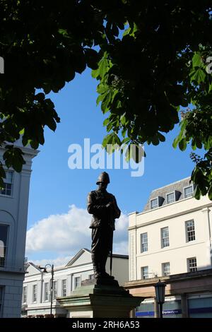 Boer war Memorial in der Promenade von Cheltenham Gloucestershire. Bronzefigur eines Burenkriegssoldaten mit umgedrehten Armen auf einem weißen Steinsockel Stockfoto