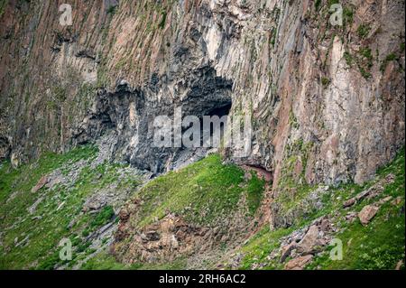 Ungewöhnliche Felsformation, Rasse. Berge, Geologie, Trekking und schöne Formen die Aussicht und Hintergründe in der Natur. Panorama Berglandschaft im Sommer Stockfoto