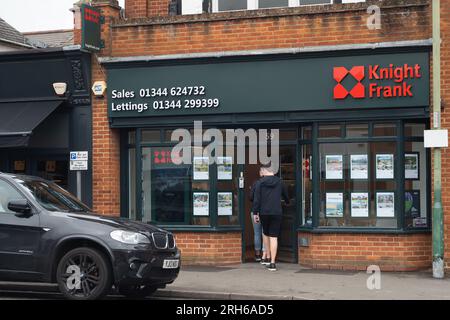 Ascot, Berkshire, Großbritannien. 14. August 2023. Ein Immobilienmakler in Ascot High Street, Berkshire. Es wurde berichtet, dass der Durchschnittspreis des Hauses gesunken ist, da aufgrund der aktuellen Krise der Lebenshaltungskosten und höherer Hypothekenzinsen weniger Menschen umziehen. Kredit: Maureen McLean/Alamy Live News Stockfoto