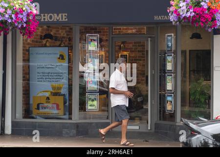 Ascot, Berkshire, Großbritannien. 14. August 2023. Ein Immobilienmakler in Ascot High Street, Berkshire. Es wurde berichtet, dass der Durchschnittspreis des Hauses gesunken ist, da aufgrund der aktuellen Krise der Lebenshaltungskosten und höherer Hypothekenzinsen weniger Menschen umziehen. Kredit: Maureen McLean/Alamy Live News Stockfoto