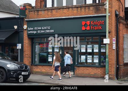 Ascot, Berkshire, Großbritannien. 14. August 2023. Ein Immobilienmakler in Ascot High Street, Berkshire. Es wurde berichtet, dass der Durchschnittspreis des Hauses gesunken ist, da aufgrund der aktuellen Krise der Lebenshaltungskosten und höherer Hypothekenzinsen weniger Menschen umziehen. Kredit: Maureen McLean/Alamy Live News Stockfoto