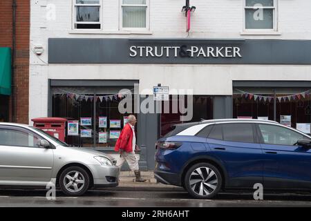 Ascot, Berkshire, Großbritannien. 14. August 2023. Ein Immobilienmakler in Ascot High Street, Berkshire. Es wurde berichtet, dass der Durchschnittspreis des Hauses gesunken ist, da aufgrund der aktuellen Krise der Lebenshaltungskosten und höherer Hypothekenzinsen weniger Menschen umziehen. Kredit: Maureen McLean/Alamy Live News Stockfoto