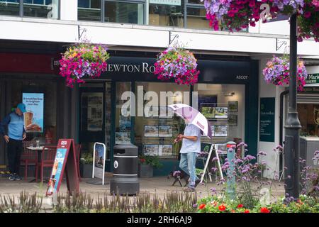 Ascot, Berkshire, Großbritannien. 14. August 2023. Ein Immobilienmakler in Ascot High Street, Berkshire. Es wurde berichtet, dass der Durchschnittspreis des Hauses gesunken ist, da aufgrund der aktuellen Krise der Lebenshaltungskosten und höherer Hypothekenzinsen weniger Menschen umziehen. Kredit: Maureen McLean/Alamy Live News Stockfoto