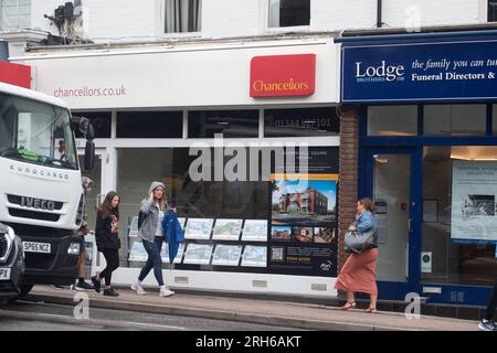 Ascot, Berkshire, Großbritannien. 14. August 2023. Ein Immobilienmakler in Ascot High Street, Berkshire. Es wurde berichtet, dass der Durchschnittspreis des Hauses gesunken ist, da aufgrund der aktuellen Krise der Lebenshaltungskosten und höherer Hypothekenzinsen weniger Menschen umziehen. Kredit: Maureen McLean/Alamy Live News Stockfoto