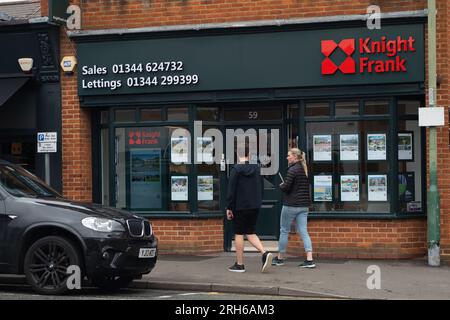 Ascot, Berkshire, Großbritannien. 14. August 2023. Ein Immobilienmakler in Ascot High Street, Berkshire. Es wurde berichtet, dass der Durchschnittspreis des Hauses gesunken ist, da aufgrund der aktuellen Krise der Lebenshaltungskosten und höherer Hypothekenzinsen weniger Menschen umziehen. Kredit: Maureen McLean/Alamy Live News Stockfoto