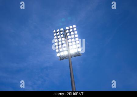 Monza, Italien, 8. August 2023. Die Flutlichter während des Trofeo Silvio Berlusconi-Spiels im U-Power Stadion, Monza. Der Bildausdruck sollte lauten: Jonathan Moscrop/Sportimage Stockfoto