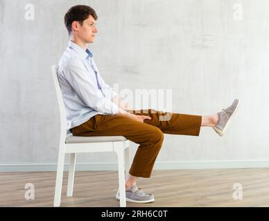 Körperliche Idioten für Büroangestellte auf dem Stuhl Stockfoto