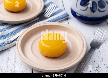 Traditionelles brasilianisches Ei- und Kokosnuss-Dessert. Stockfoto