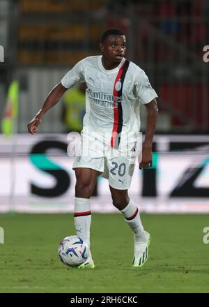 Monza, Italien. 8. Aug. 2023. Pierre Kalulu vom AC Mailand während des Trofeo Silvio Berlusconi-Spiels im U-Power-Stadion in Monza. Der Bildausdruck sollte lauten: Jonathan Moscrop/Sportimage Credit: Sportimage Ltd/Alamy Live News Stockfoto