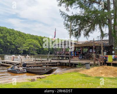 Texas, JULI 1 2023 - sonniger Blick auf die Johnson's Ranch Marina im Caddo Lake State Park Stockfoto