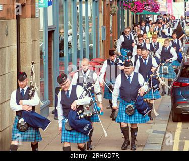 Glasgow, Schottland, Großbritannien. 14. August 2023. In der Stadt strömten Hunderte böser Musiker durch das Stadtzentrum, während die Bands vom Piping Center herunterströmten. Credit Gerard Ferry/Alamy Live News Stockfoto