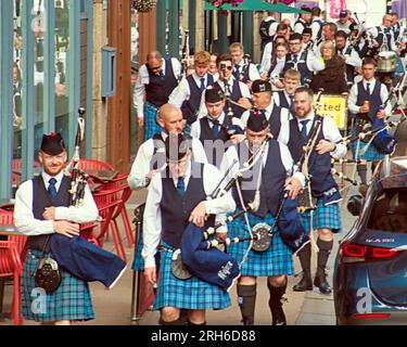 Glasgow, Schottland, Großbritannien. 14. August 2023. In der Stadt strömten Hunderte böser Musiker durch das Stadtzentrum, während die Bands vom Piping Center herunterströmten. Credit Gerard Ferry/Alamy Live News Stockfoto