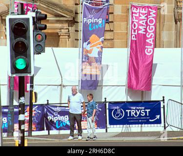 Glasgow, Schottland, Großbritannien. 14. August 2023. In der Stadt wimmelte es von Hunderten von bösen Musikern, die im Zentrum der Stadt herumschwirrten. Die Pipers trafen sich in cowcaddens, dem Zentrum für Fans und Bands gleichermaßen. Credit Gerard Ferry/Alamy Live News Stockfoto