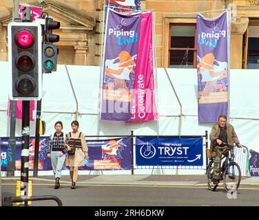 Glasgow, Schottland, Großbritannien. 14. August 2023. In der Stadt wimmelte es von Hunderten von bösen Musikern, die im Zentrum der Stadt herumschwirrten. Die Pipers trafen sich in cowcaddens, dem Zentrum für Fans und Bands gleichermaßen. Credit Gerard Ferry/Alamy Live News Stockfoto