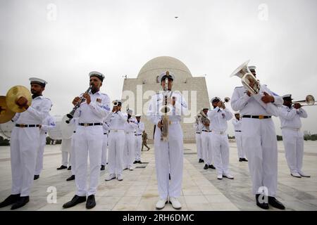 Karatschi. 14. Aug. 2023. Soldaten nehmen am 14. August 2023 an einer Zeremonie im Mausoleum des Gründers von Pakistan Muhammad Ali Jinnah zum 76. Jahrestag der nationalen Unabhängigkeit im südpakistanischen Karatschi Teil. Kredit: Str/Xinhua/Alamy Live News Stockfoto