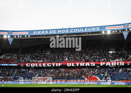 Paris, Frankreich, Frankreich. 12. Aug. 2023. Fans der PSG während des Spiels der Ligue 1 zwischen Paris Saint-Germain (PSG) und FC Lorient am 12. August 2023 im Parc des Princes Stadium in Paris, Frankreich. (Kreditbild: © Matthieu Mirville/ZUMA Press Wire) NUR REDAKTIONELLE VERWENDUNG! Nicht für den kommerziellen GEBRAUCH! Stockfoto